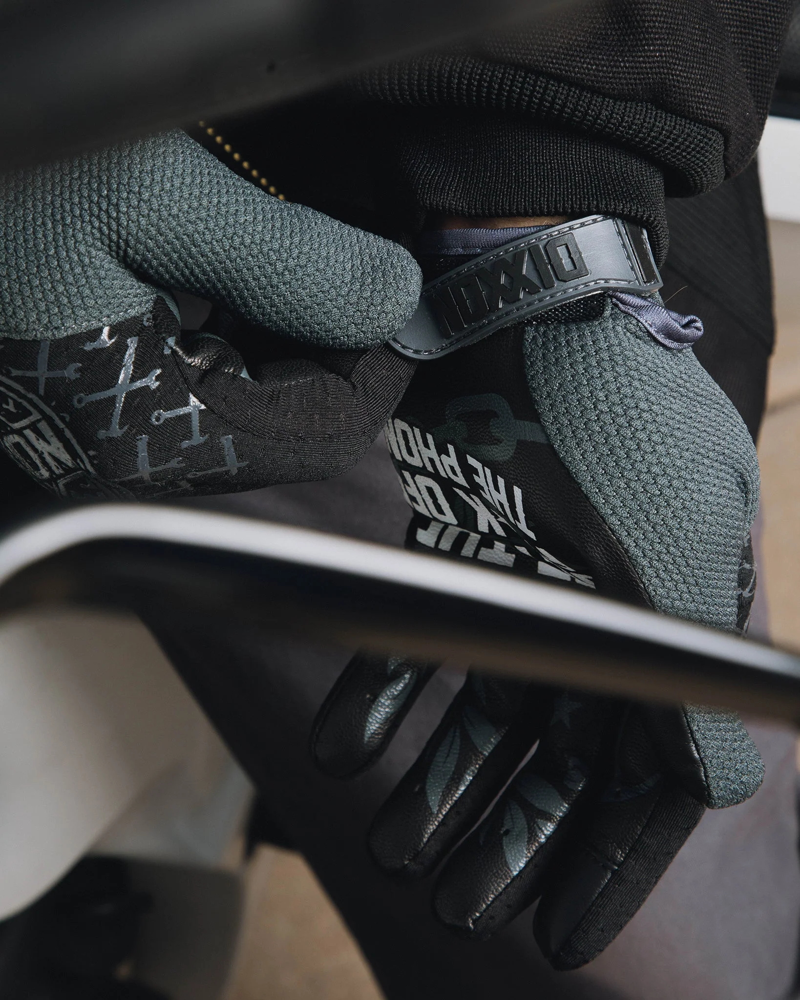 Corpo Moto Gloves - Black & Gray - Image 2